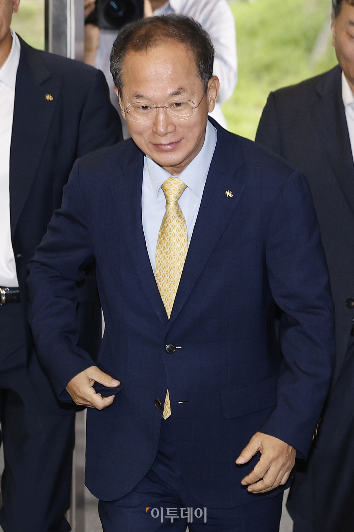 ▲KB금융지주 차기 회장 후보로 선정된 양종희 부회장이 11일 오전 서울 영등포구 KB금융그룹 본점에 마련된 약식 인터뷰장에 입장하고 있다. 양종희 부회장은 1961년생으로 1989년 국민은행에 입행해 국민은행의 영업점 및 재무 관련 부서 등에서 20여년간 근무했으며 2008년에 KB금융지주로 자리를 옮겨 주요 부서장, 2014년부터는 지주 전략 담당 상무, 부사장 등을 지냈다. 조현호 기자 hyunho@