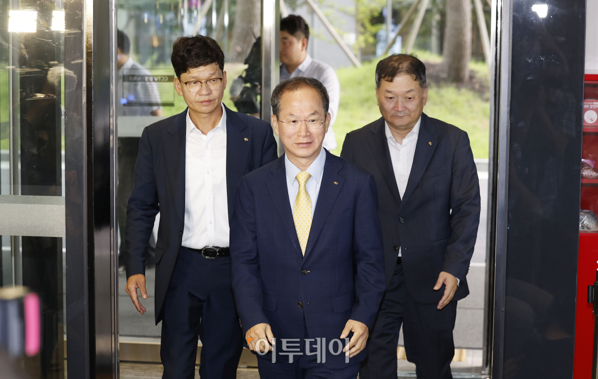 ▲KB금융지주 차기 회장 후보로 선정된 양종희 부회장이 11일 오전 서울 영등포구 KB금융그룹 본점에 마련된 약식 인터뷰장에 입장하고 있다. 양종희 부회장은 1961년생으로 1989년 국민은행에 입행해 국민은행의 영업점 및 재무 관련 부서 등에서 20여년간 근무했으며 2008년에 KB금융지주로 자리를 옮겨 주요 부서장, 2014년부터는 지주 전략 담당 상무, 부사장 등을 지냈다. 조현호 기자 hyunho@