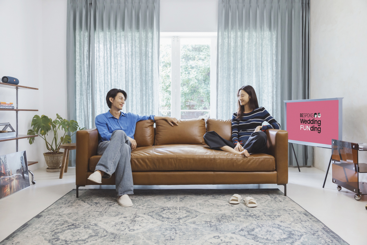 ▲삼성전자 모델이 '비스포크 웨딩 펀딩(BESPOKE Wedding FUNding)' 캠페인을 소개하고 있다. (사진제공=삼성전자)