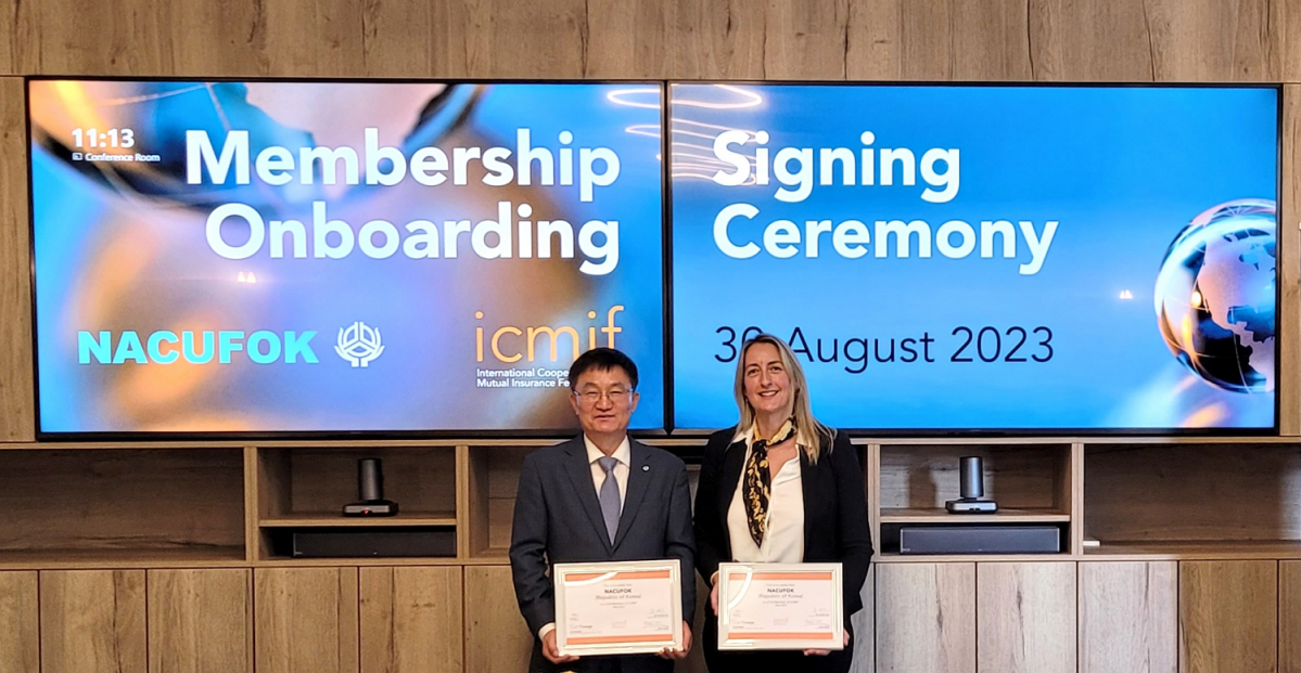 ▲신협중앙회-ICMIF 업무 협약식에서 (좌측부터)송재근 신협중앙회 신용공제사업 대표이사, Vanessa Smith ICMIF 총괄이사가 함께 기념사진을 촬영하고 있다.  (사진제공=신협중앙회)