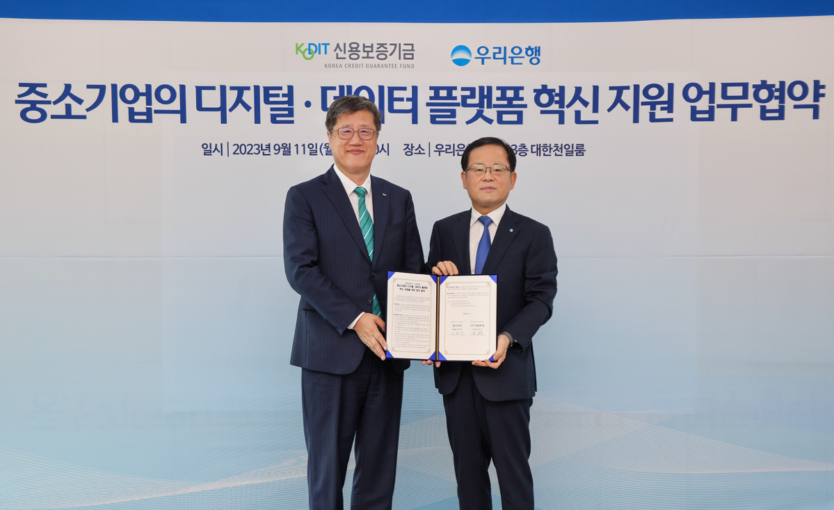 ▲최원목 신용보증기금 이사장(왼쪽)과 조병규 우리은행장(오른쪽)이 11일 우리은행 본점에서 열린 '중소기업의 디지털·데이터 플랫폼 혁신 지원을 위한 업무협약'에 참석해 기념촬영을 하고 있다. (사진제공=신보)