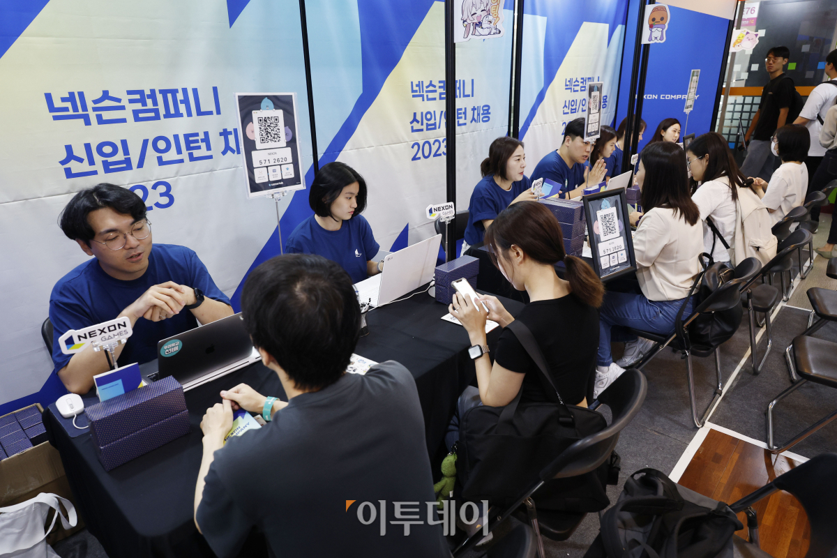 ▲11일 서울 중구 동국대학교 중앙도서관에서 열린 '2023 잡앤커리어 페스티벌(2023 Job & Career Festival)' 취업박람회에서 학생들이 채용 상담을 받고 있다. 이날부터 13일까지 3일간 열리는 취업박람회는 전체 127개 기업이 참여해 채용 상담을 진행한다. 한편 삼성그룹이 이날부터 18일까지 하반기 신입사원 공채를 시작했다. 이번에 채용을 진행하는 계열사는 삼성전자, 삼성디스플레이, 삼성전기 등 20개사다. 조현호 기자 hyunho@