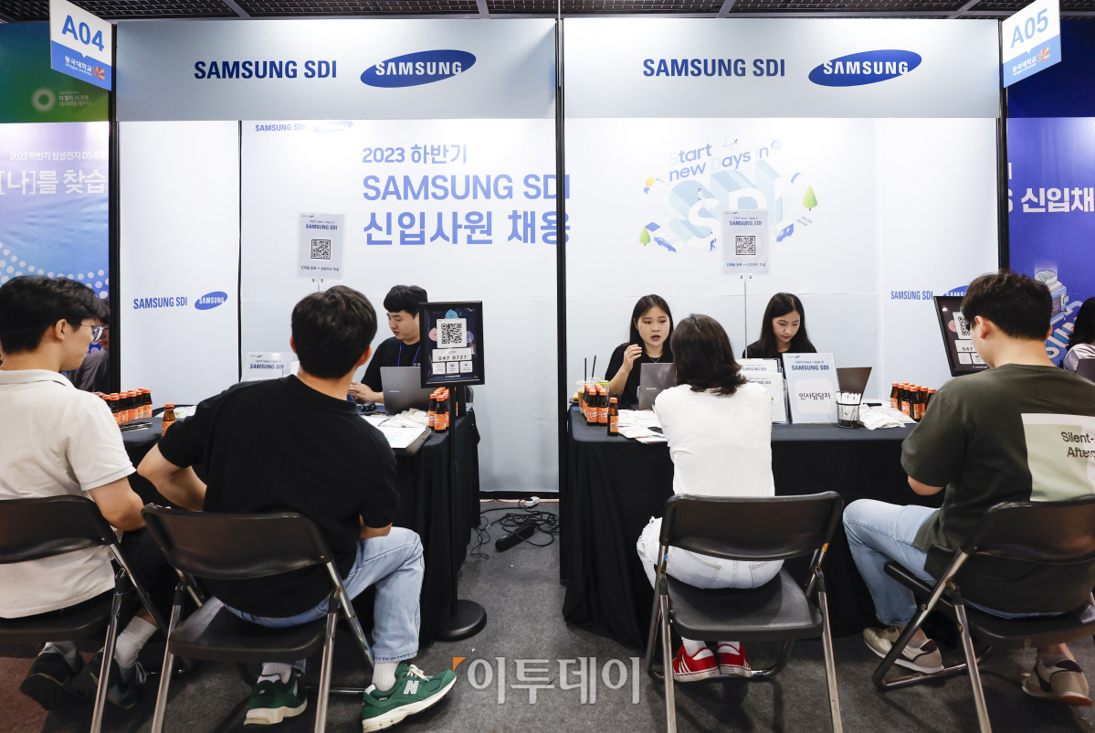 ▲11일 서울 중구 동국대학교 중앙도서관에서 열린 '2023 잡앤커리어 페스티벌(2023 Job & Career Festival)' 취업박람회에서 학생들이 채용 상담을 받고 있다. 이날부터 13일까지 3일간 열리는 취업박람회는 전체 127개 기업이 참여해 채용 상담을 진행한다. 한편 삼성그룹이 이날부터 18일까지 하반기 신입사원 공채를 시작했다. 이번에 채용을 진행하는 계열사는 삼성전자, 삼성디스플레이, 삼성전기 등 20개사다. 조현호 기자 hyunho@