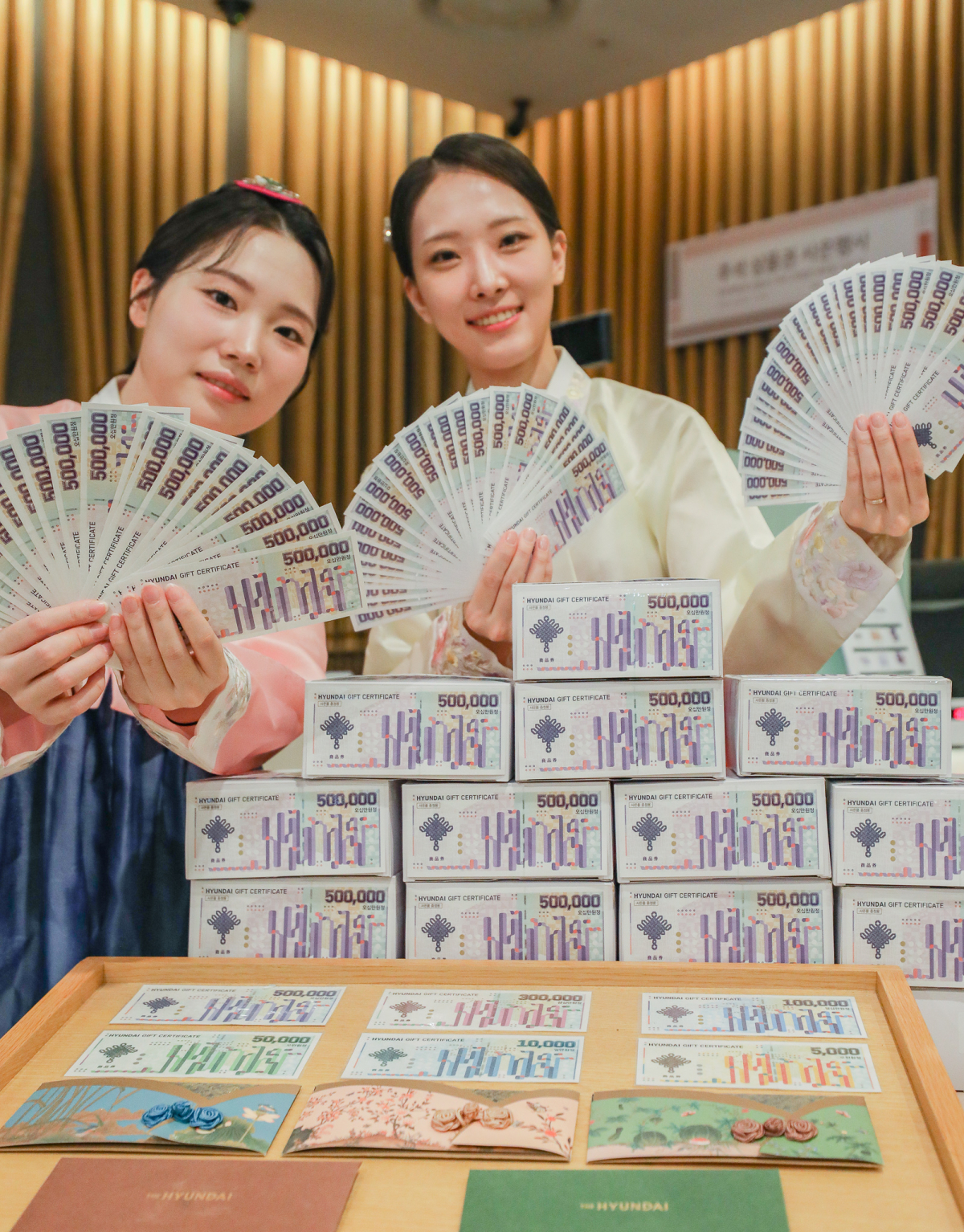 ▲11일 오전 서울 강남구에 위치한 현대백화점 무역센터점에서 직원들이 명절 상품권을 소개하고 있다. (사진제공=현대백화점그룹)