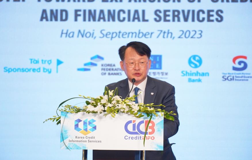 ▲최유삼 신용정보원 원장은 9월 7일 베트남 하노이에서 ‘MyData : Big Step Toword Expansion of Credit Information & Financial Services’를 주제로 열린 마이데이터 워크숍에서 감사 인사를 하고 있다. (사진제공=한국신용정보원)