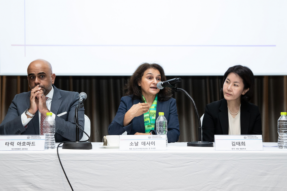 ▲프랭클린템플턴이 11일 서울 여의도에서 '세계 경제 및 채권시장 전망' 기자간담회를 개최했다. 왼쪽부터 타릭 아흐마드 아시아태평양 공동대표, 소날 데사이 채권부문 최고투자책임자(CIO), 김태희 한국법인 대표이사. (사진제공=프랭클린템플턴)