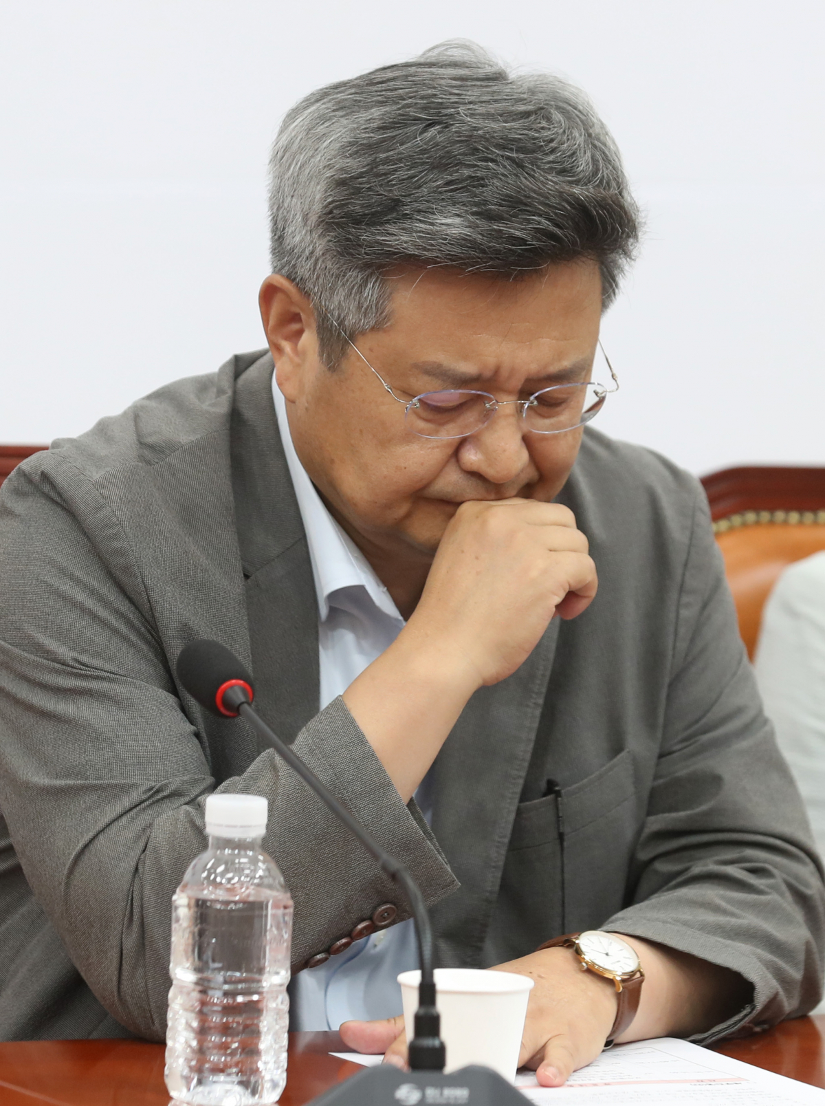 ▲7일 오후 서울 여의도 국회에서 열린 국민의힘 '대선공작게이트' 긴급대책회의에서 김장겸 가짜뉴스괴담방지특별위원장이 잠시 생각에 잠겨있다. (뉴시스)