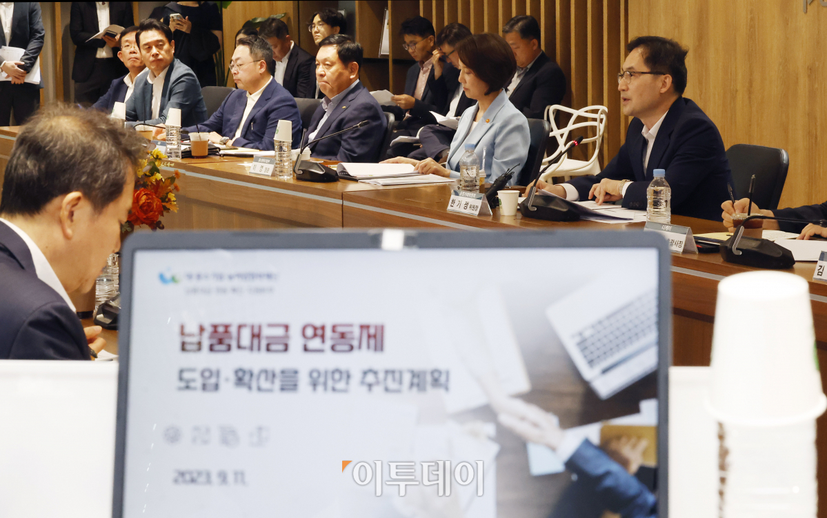 ▲한기정 공정거래위원회 위원장이 11일 서울 강서구 LG사이언스파크에서 열린 '중소벤처기업부·공정거래위원회 합동 납품대금 연동제 현장안착 간담회'에서 인사말을 하고 있다. 조현호 기자 hyunho@