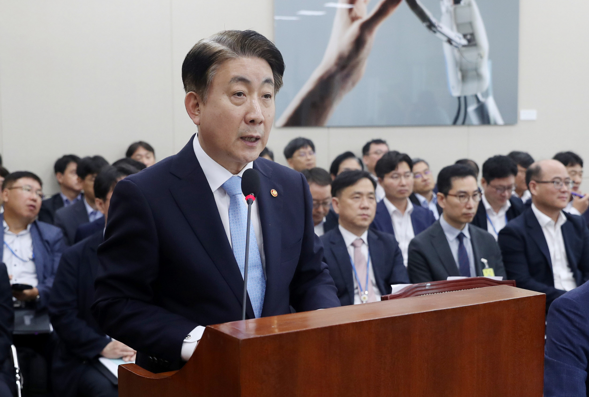 ▲이동관 방송통신위원장이 4일 오전 서울 여의도 국회에서 열린 과학기술정보방송통신위원회 전체회의에 출석해 제안설명을 하고 있다.  (뉴시스)