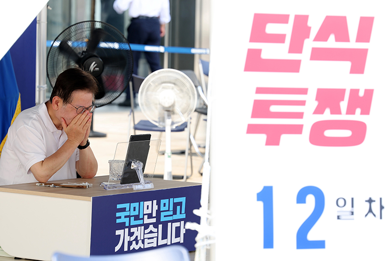 ▲단식투쟁 12일차인 이재명 더불어민주당 대표가 11일 서울 여의도 국회 본청 앞 단식투쟁 천막에 앉아있다. 고이란 기자 photoeran@