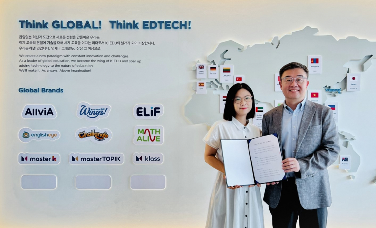 ▲노중일 비상교육 GEO 코어 그룹 대표(오른쪽)와 김다희 한마루한국문화네트워크 문화기획 디렉터가 에듀테크 기반 한국어 교육 플랫폼 마스터케이 수출 계약 체결 후 기념 촬영을 하고 있다. (사진제공=비상교육)