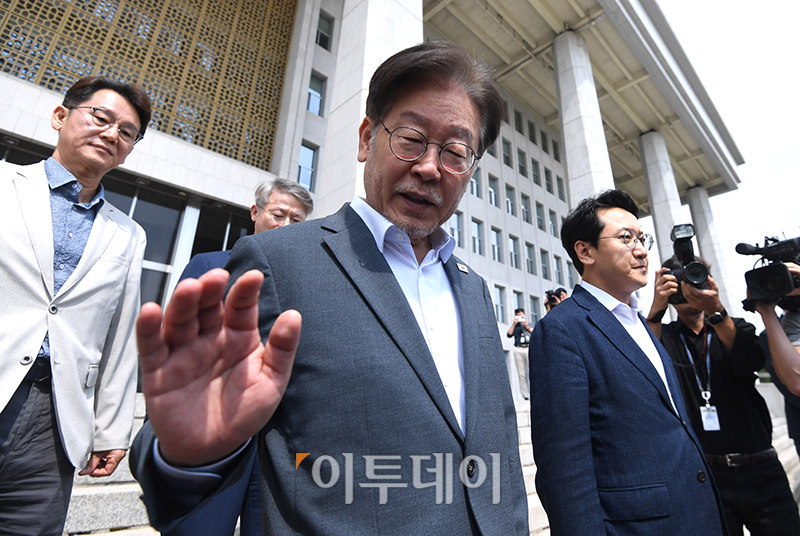 ▲이재명 더불어민주당 대표가 12일 서울 여의도 국회에서 대북송금 의혹 관련 조사를 받기 위해 수원지검으로 향하고 있다. 고이란 기자 photoeran@