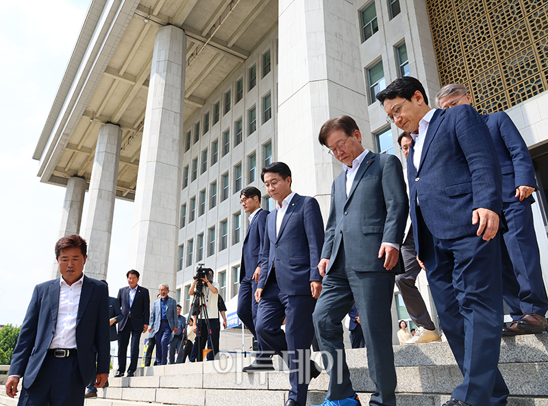 ▲이재명 더불어민주당 대표가 12일 서울 여의도 국회에서 대북송금 의혹 관련 조사를 받기 위해 수원지검으로 향하고 있다. 고이란 기자 photoeran@