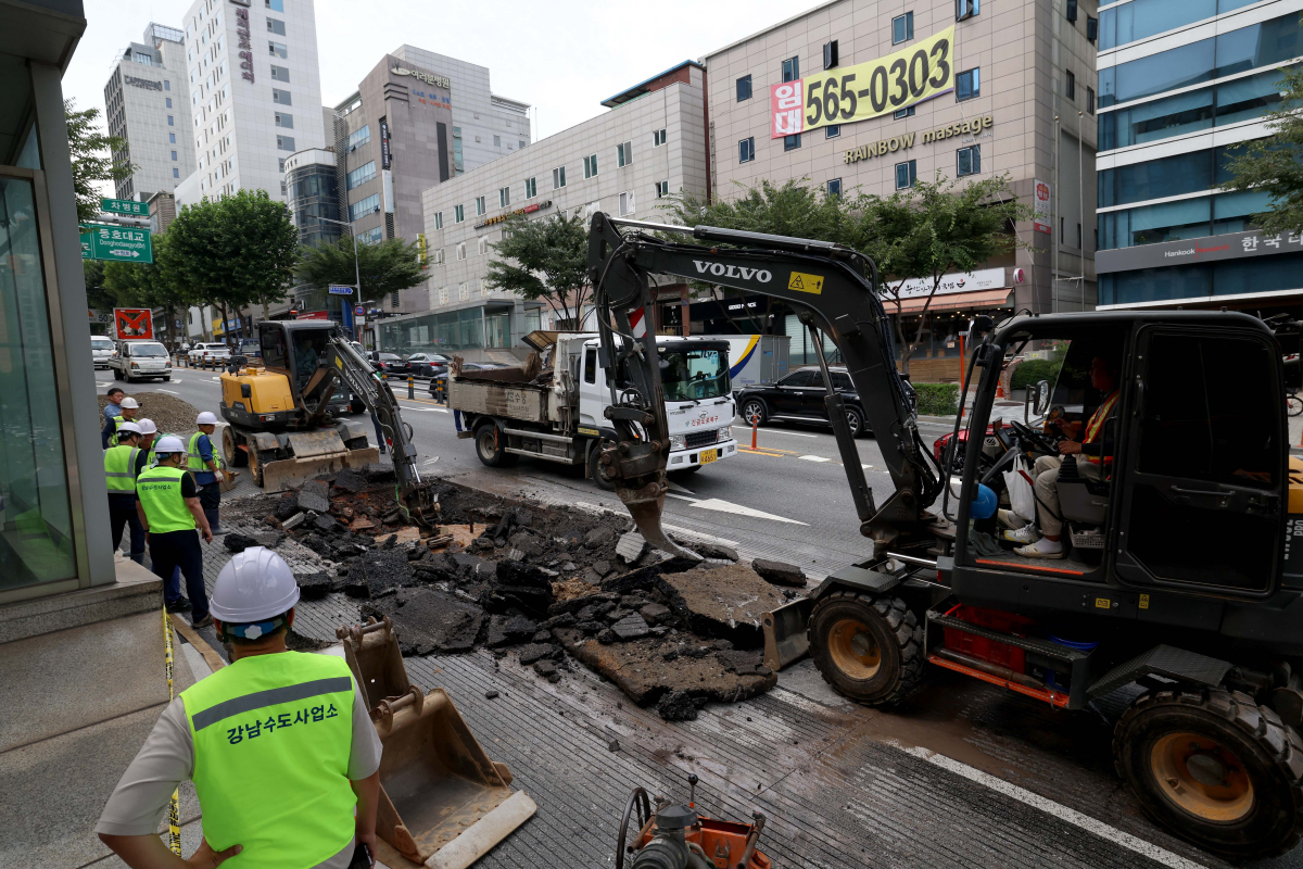▲12일 서울 강남구 봉은사로 한복판에서 지름 1m, 깊이 3m 가량 땅꺼짐(싱크홀) 현상이 발생한 가운데 관계자들이 복구작업을 하고 있다. 경찰과 강남구청에 따르면 이날 오전10시 45분께 서울 지하철 9호선 언주역 8번 출구 앞 도로에서 땅꺼짐 현상이 발생했다. 도로를 지나던 사다리차 바퀴가 구멍에 빠졌으나 인명 피해는 발생하지 않았다. 땅꺼짐 현상은 인근 상수도관 파손으로 지반이 약해짐에 따라 발생한 것으로 알려졌다. 신태현 기자 holjjak@