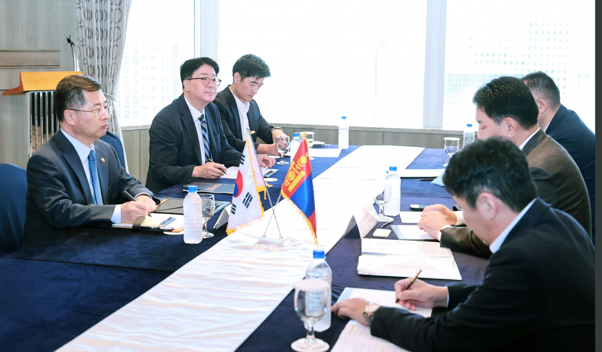 ▲강경성 산업통상자원부 2차관(왼쪽)이 12일 오후2시 서울 중구 소공동 롯데호텔 칼튼스위트룸에서 잠발 간바타르(Jambal Ganbaatar) 몽골 광업중공업부 장관과 면담에서 한-몽골 간 희소금속 협력 강화방안 등을 논의하고 있다. (사진제공=산업통상자원부)