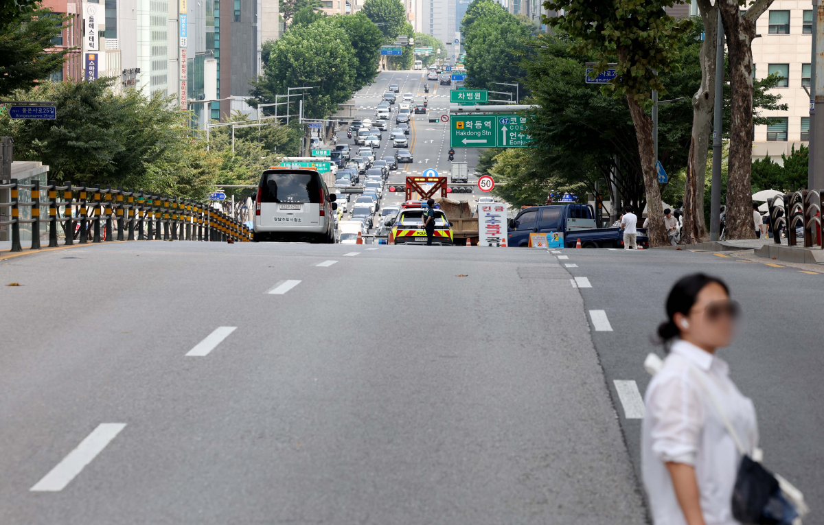 ▲12일 서울 강남구 봉은사로 한복판에서 지름 1m, 깊이 3m 가량 땅꺼짐(싱크홀) 현상이 발생한 가운데 복구 작업이 이뤄지는 동안 교보타워 사거리부터 차병원 방향 4차선 도로가 통제되고 있다. 경찰과 강남구청에 따르면 이날 오전10시 45분께 서울 지하철 9호선 언주역 8번 출구 앞 도로에서 땅꺼짐 현상이 발생했다. 도로를 지나던 사다리차 바퀴가 구멍에 빠졌으나 인명 피해는 발생하지 않았다. 땅꺼짐 현상은 인근 상수도관 파손으로 지반이 약해짐에 따라 발생한 것으로 알려졌다. 신태현 기자 holjjak@