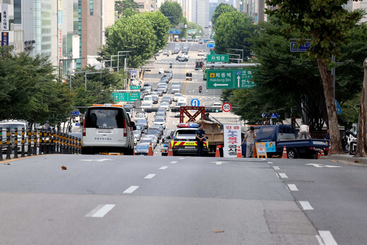 ▲12일 서울 강남구 봉은사로 한복판에서 지름 1m, 깊이 3m 가량 땅꺼짐(싱크홀) 현상이 발생한 가운데 복구 작업이 이뤄지는 동안 교보타워 사거리부터 차병원 방향 4차선 도로가 통제되고 있다. 경찰과 강남구청에 따르면 이날 오전10시 45분께 서울 지하철 9호선 언주역 8번 출구 앞 도로에서 땅꺼짐 현상이 발생했다. 도로를 지나던 사다리차 바퀴가 구멍에 빠졌으나 인명 피해는 발생하지 않았다. 땅꺼짐 현상은 인근 상수도관 파손으로 지반이 약해짐에 따라 발생한 것으로 알려졌다. 신태현 기자 holjjak@