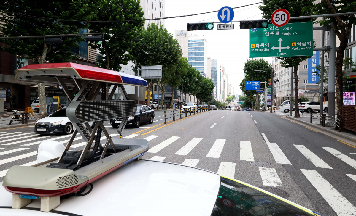 ▲12일 서울 강남구 봉은사로 한복판에서 지름 1m, 깊이 3m 가량 땅꺼짐(싱크홀) 현상이 발생한 가운데 복구 작업이 이뤄지는 동안 교보타워 사거리부터 차병원 방향 4차선 도로가 통제되고 있다. 경찰과 강남구청에 따르면 이날 오전10시 45분께 서울 지하철 9호선 언주역 8번 출구 앞 도로에서 땅꺼짐 현상이 발생했다. 도로를 지나던 사다리차 바퀴가 구멍에 빠졌으나 인명 피해는 발생하지 않았다. 땅꺼짐 현상은 인근 상수도관 파손으로 지반이 약해짐에 따라 발생한 것으로 알려졌다. 신태현 기자 holjjak@