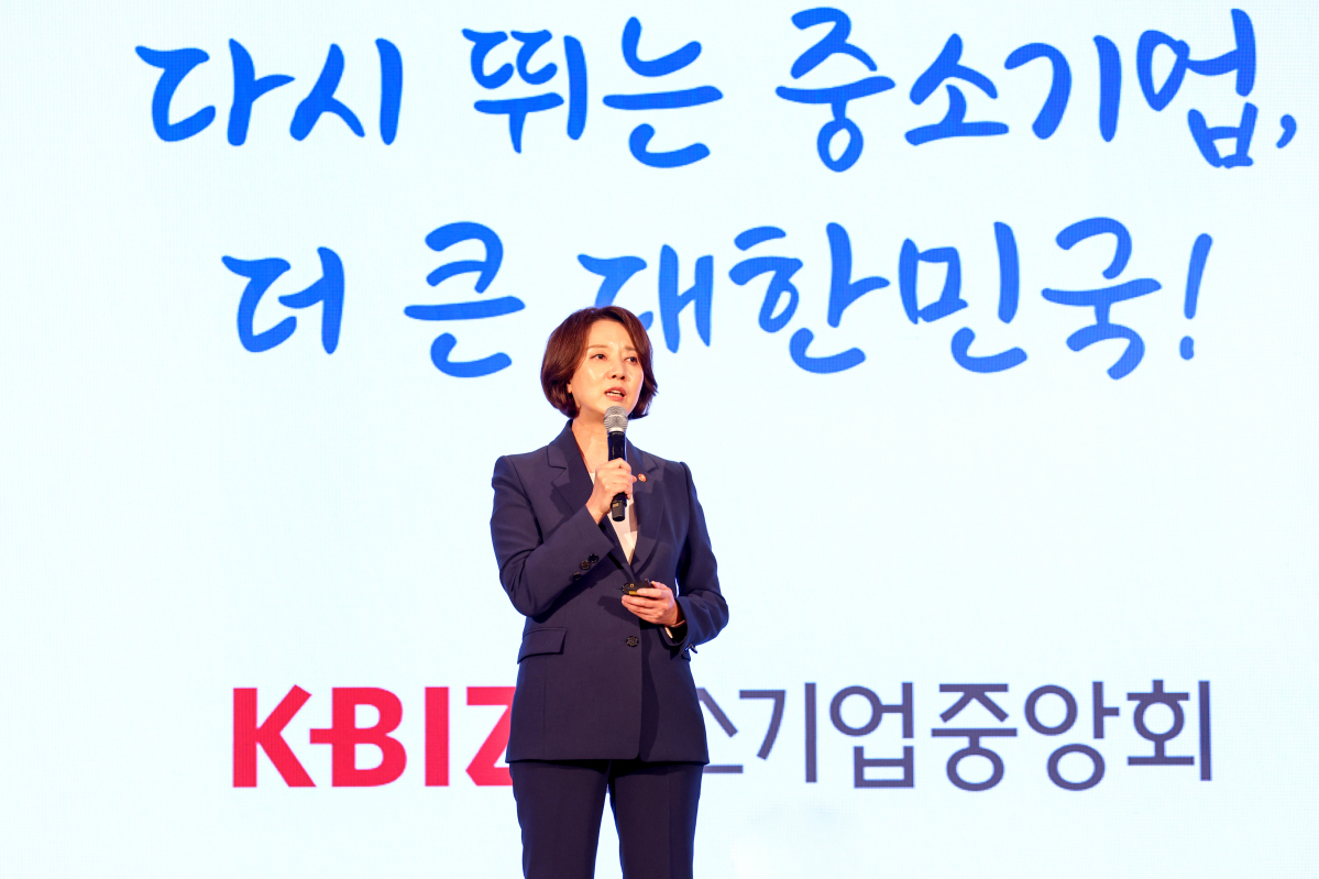 ▲이영 중소벤처기업부 장관이 12일 롯데호텔제주에서 열린 ‘2023 중소기업 리더스포럼’에서 개막식 특별강연자로 나서 ‘미래 중소벤처 기업 정책’을 주제로 강연하고 있다. (사진제공=중소기업중앙회)