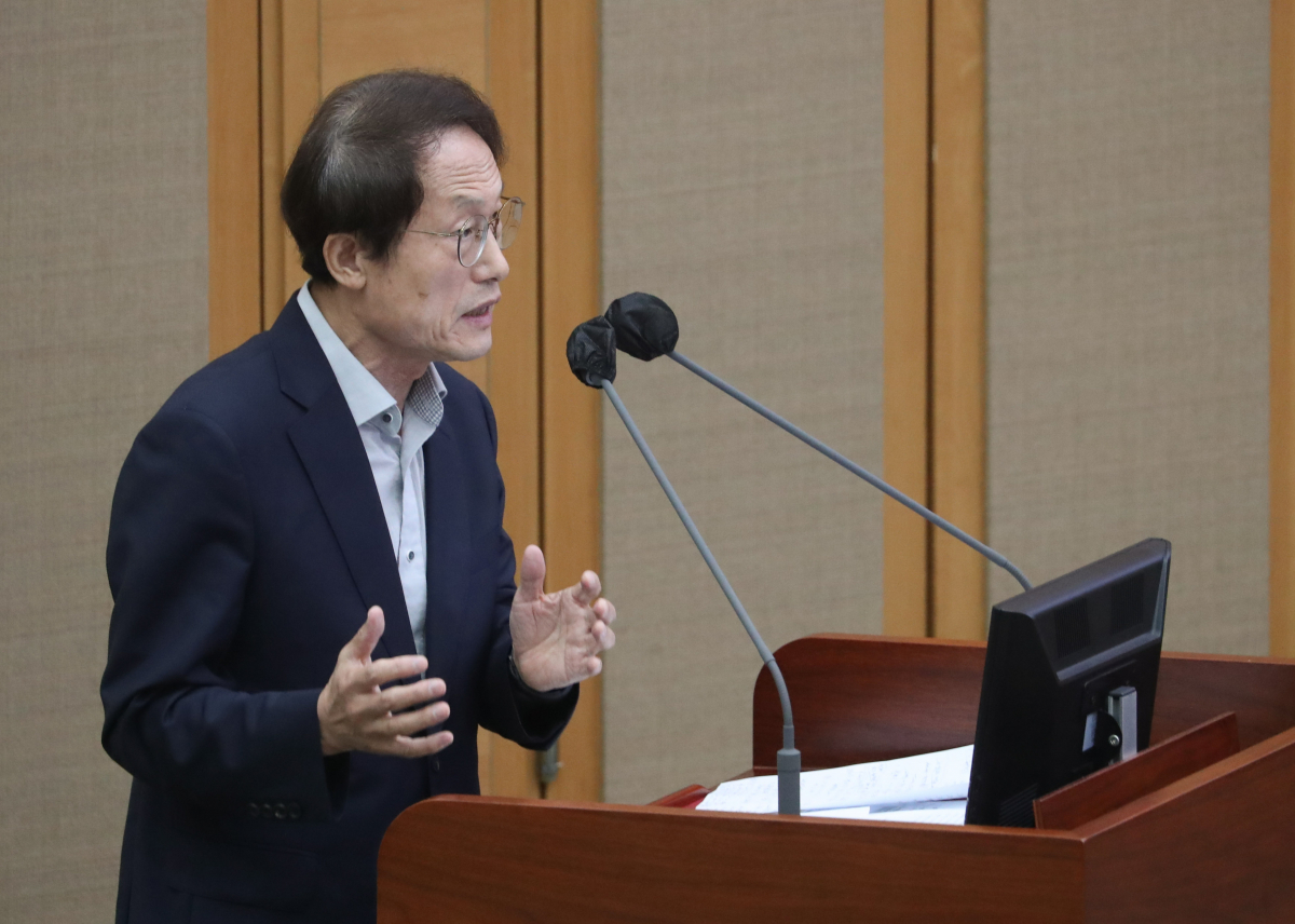 ▲조희연 서울시교육감이 지난달 31일 오전 서울 중구 서울시의회에서 열린 제320회 임시회 제4차 본회의에서 김혜원 의원의 질의에 답변하고 있다. (뉴시스)