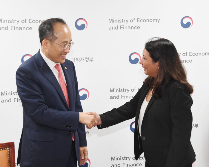 ▲추경호 부총리 겸 기획재정부 장관이 9월 12일 오후 서울 종로구 정부서울청사에서 국제신용평가사 피치(Fitch) 연례협의단과 면담에 앞서 셸리 셰티 아태-중남미지역 국가신용등급 선임이사와 악수하며 인사를 나누고 있다. (사진제공=기획재정부)