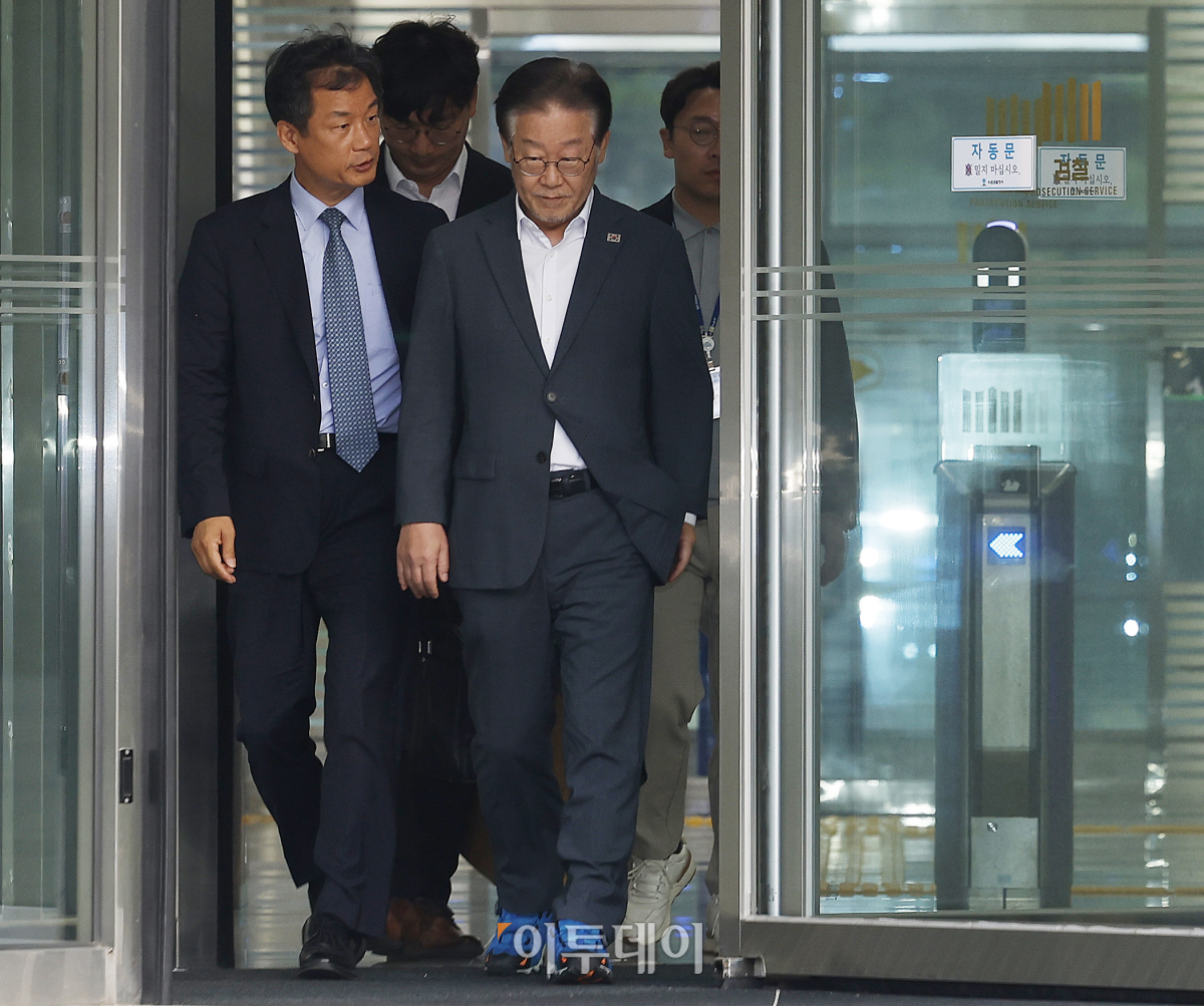 ▲이재명 더불어민주당 대표가 12일 오후 경기 수원시 영통구 수원지방검찰청에서 쌍방울그룹 대북송금 의혹 관련 조사를 마친 후 나오고 있다. 조현호 기자 hyunho@