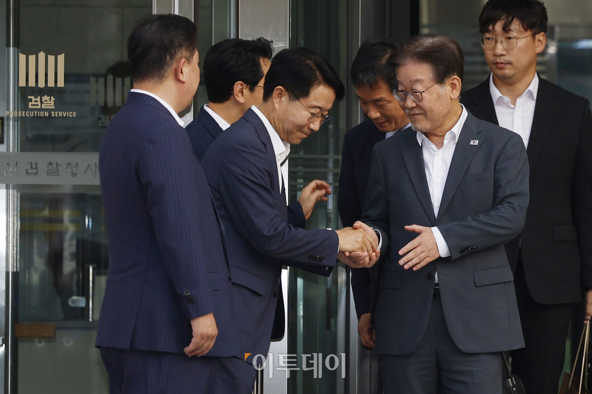 ▲이재명 더불어민주당 대표가 12일 오후 경기 수원시 영통구 수원지방검찰청에서 쌍방울그룹 대북송금 의혹 관련 조사를 마친 후 나오며 관계자들과 인사를 하고 있다. 조현호 기자 hyunho@