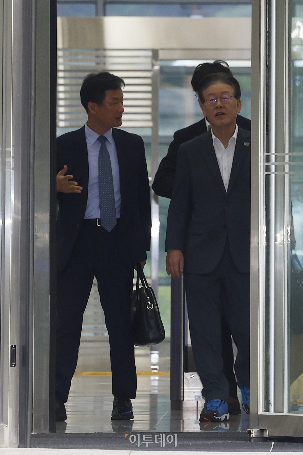 ▲이재명 더불어민주당 대표가 12일 오후 경기 수원시 영통구 수원지방검찰청에서 쌍방울그룹 대북송금 의혹 관련 조사를 마친 후 나오고 있다. 조현호 기자 hyunho@