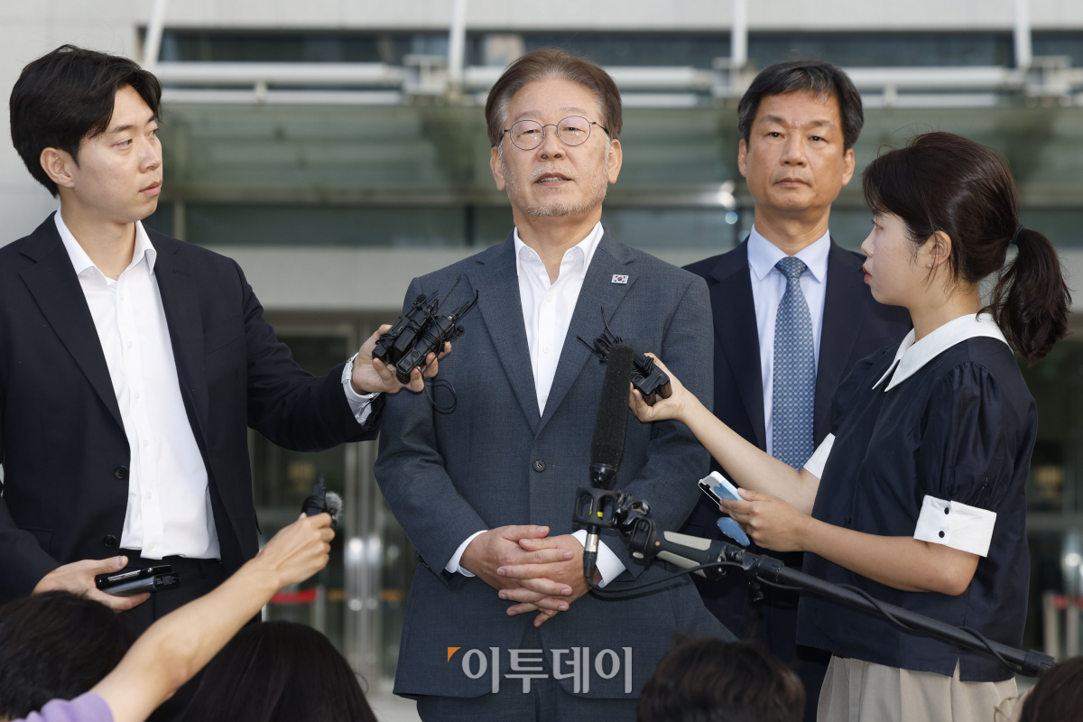 ▲이재명 더불어민주당 대표가 12일 오후 경기 수원시 영통구 수원지방검찰청에서 쌍방울그룹 대북송금 의혹 관련 조사를 마친 후 입장을 밝히고 있다. 조현호 기자 hyunho@
