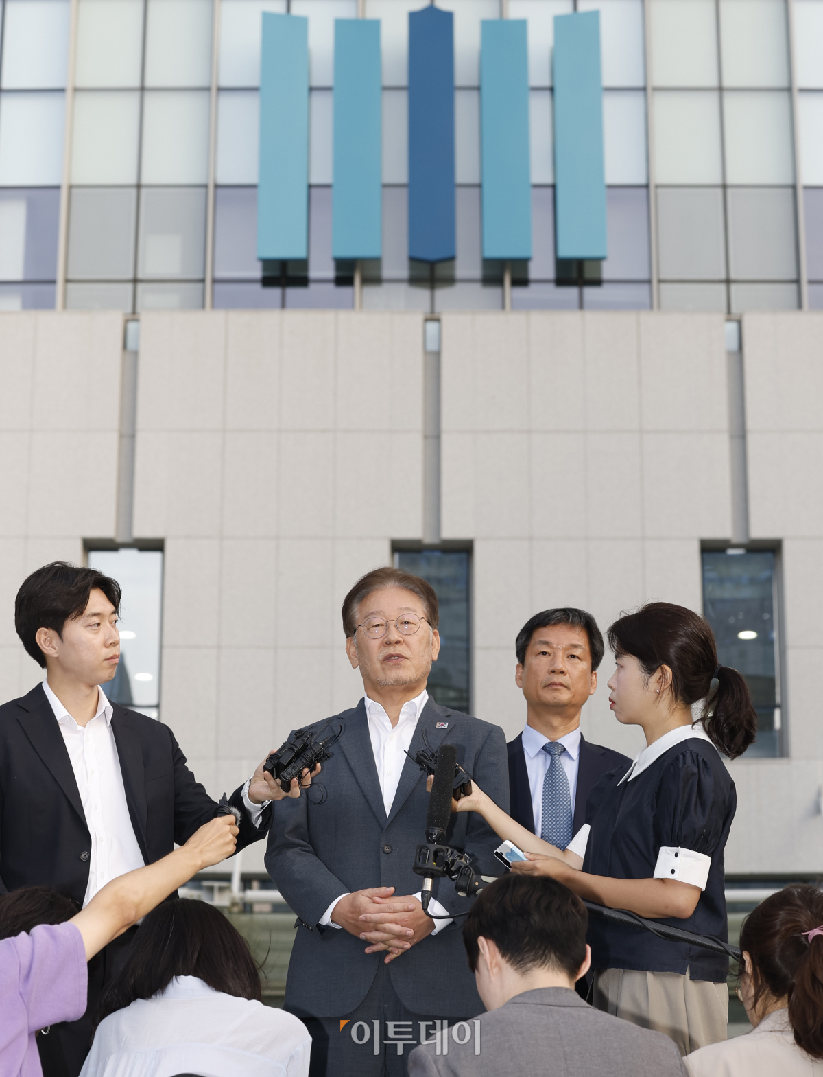 ▲이재명 더불어민주당 대표가 12일 오후 경기 수원시 영통구 수원지방검찰청에서 쌍방울그룹 대북송금 의혹 관련 조사를 마친 후 입장을 밝히고 있다. 조현호 기자 hyunho@