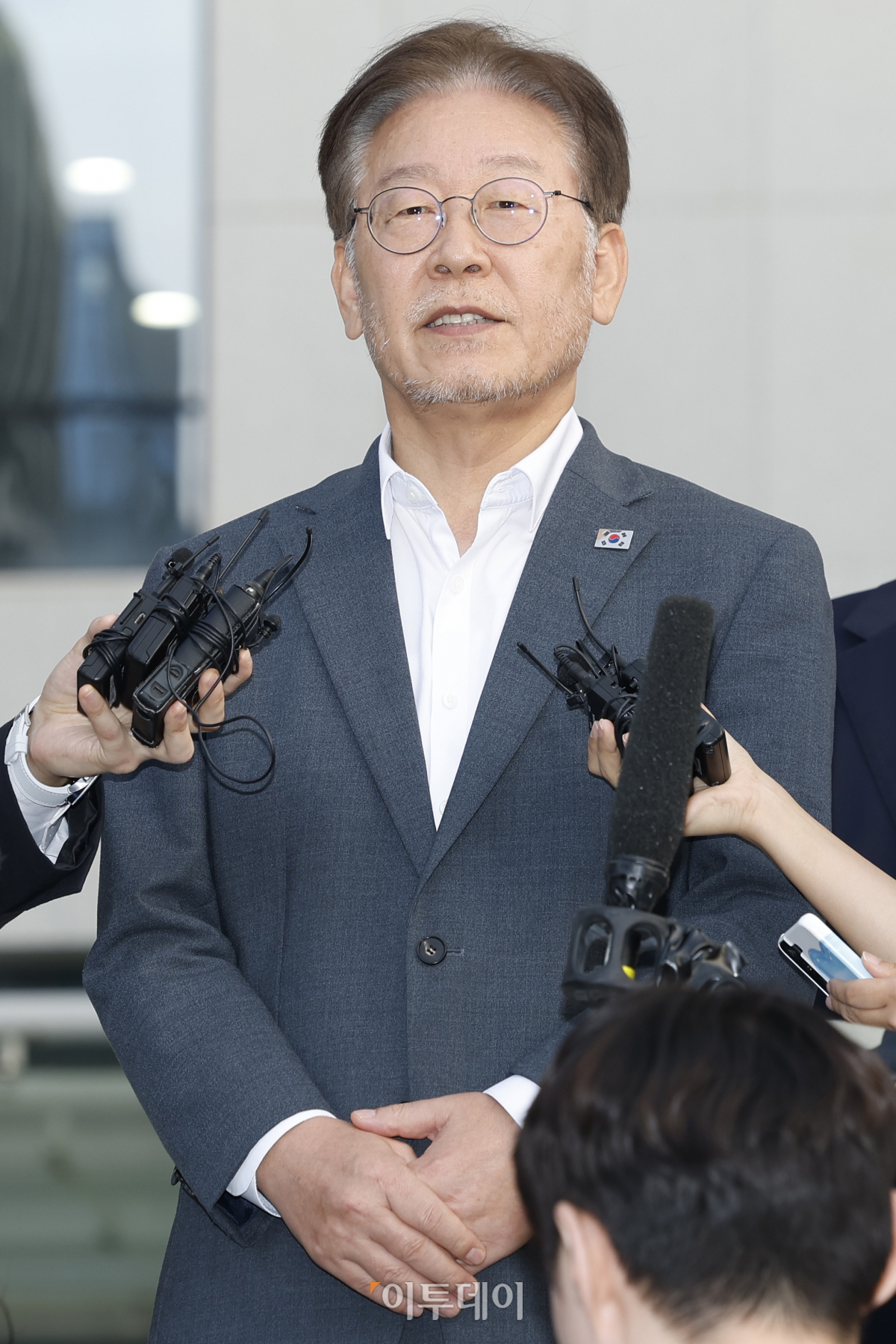 ▲이재명 더불어민주당 대표가 12일 오후 경기 수원시 영통구 수원지방검찰청에서 쌍방울그룹 대북송금 의혹 관련 조사를 마친 후 입장을 밝히고 있다. 조현호 기자 hyunho@