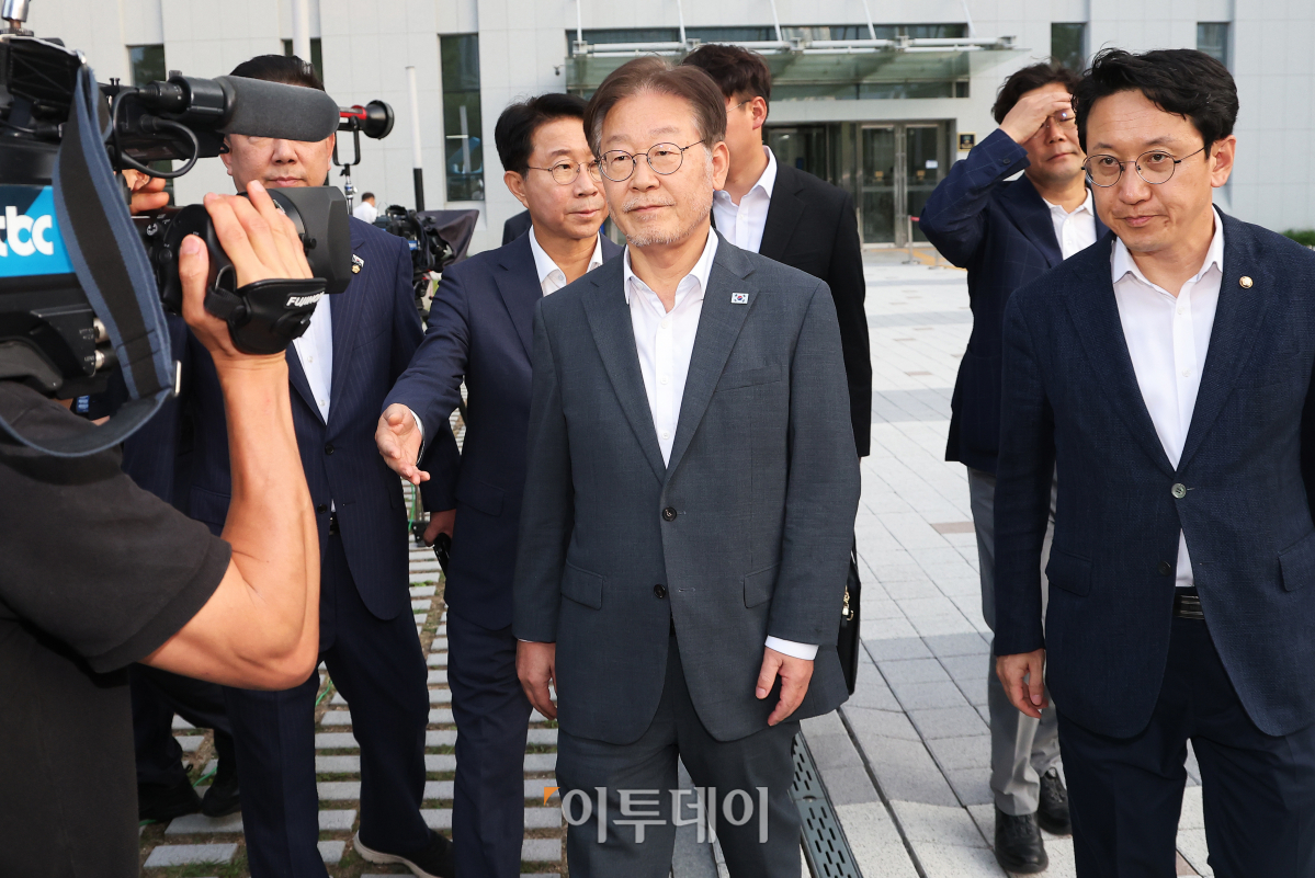 ▲이재명 더불어민주당 대표가 12일 오후 경기 수원시 영통구 수원지방검찰청에서 쌍방울그룹 대북송금 의혹 관련 조사를 마친 후 나오고 있다. 조현호 기자 hyunho@