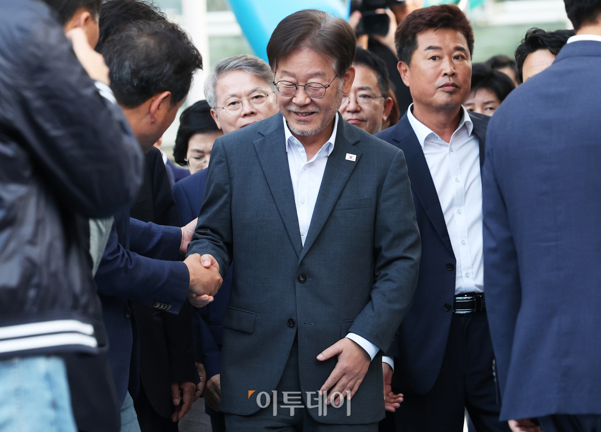 ▲이재명 더불어민주당 대표가 12일 오후 경기도 수원시 영통구 수원지방검찰청에서 '쌍방울 그룹 대북 송금' 의혹 관련 조사를 마친 후 나와 의원들과 인사하고 있다. 조현호 기자 hyunho@