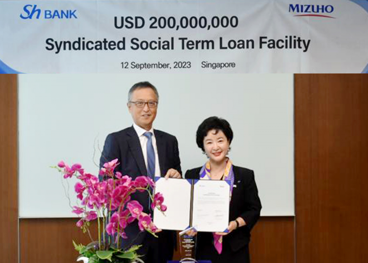 ▲강신숙(오른쪽) Sh수협은행장과 쿠보타 야수히로 미즈호은행 아시아태평양 대표가 12일 지속가능연계차입 형태의 외화 신디케이티드론 약정을 체결한 뒤 기념촬영을 하고 있다. (사진제공=Sh수협은행)