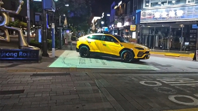 ▲11일 오후 압구정 로데오거리의 인도 위에서 세워진 A씨의 람보르기니 SUV. 출처=유튜브 ‘카라큘라 탐정사무소’ 캡처