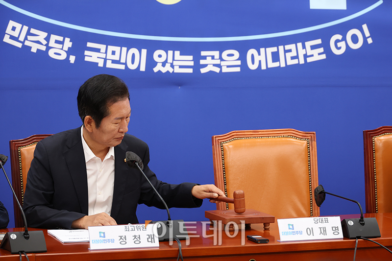 ▲더불어민주당 최고위원회의가 열린 13일 서울 여의도 국회 민주당 원내대표실에 단식투쟁 14일 차를 맞은 이재명 대표 자리가 비어있다. 고이란 기자 photoeran@