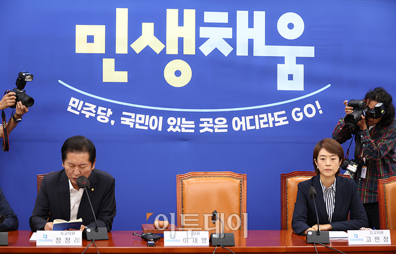 ▲더불어민주당 최고위원회의가 열린 13일 서울 여의도 국회 민주당 원내대표실에 단식투쟁 14일 차를 맞은 이재명 대표 자리가 비어있다. 고이란 기자 photoeran@