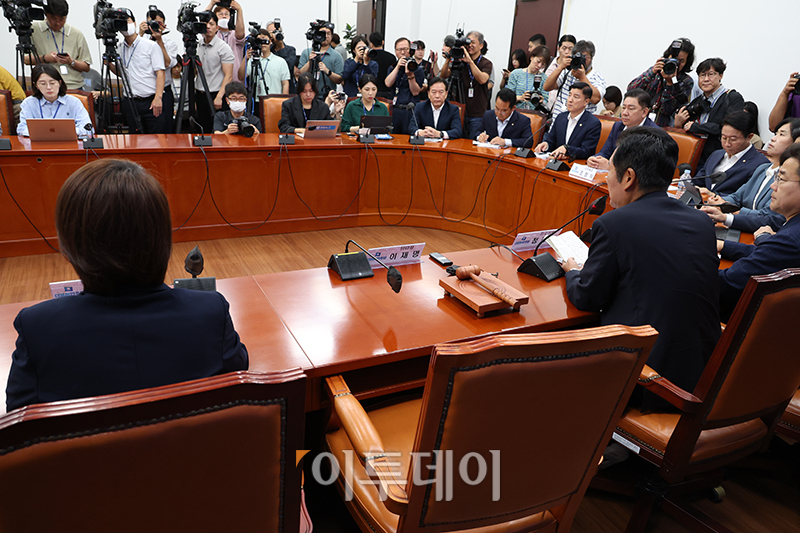 ▲더불어민주당 최고위원회의가 열린 13일 서울 여의도 국회 민주당 원내대표실에 단식투쟁 14일 차를 맞은 이재명 대표 자리가 비어있다. 고이란 기자 photoeran@