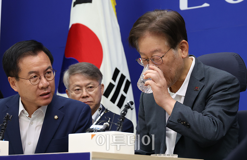 ▲단식투쟁 14일차를 맞은 이재명 더불어민주당 대표가 13일 서울 여의도 국회 당대표실에서 초선의원 모임을 만나고 있다. 고이란 기자 photoeran@