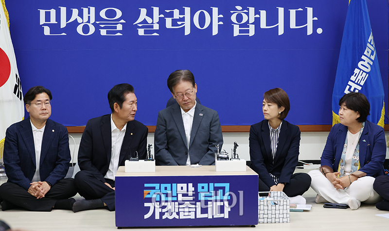 ▲단식투쟁 14일차를 맞은 이재명 더불어민주당 대표가 13일 서울 여의도 국회 당대표실에서 최고위원들을 만나고 있다. 고이란 기자 photoeran@