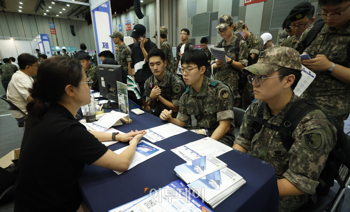 ▲13일 경기 고양시 일산서구 킨텍스에서 열린 '2023년 후반기 국군장병 취업박람회'에서 장병들이 채용 상담을 받고 있다. 조현호 기자 hyunho@