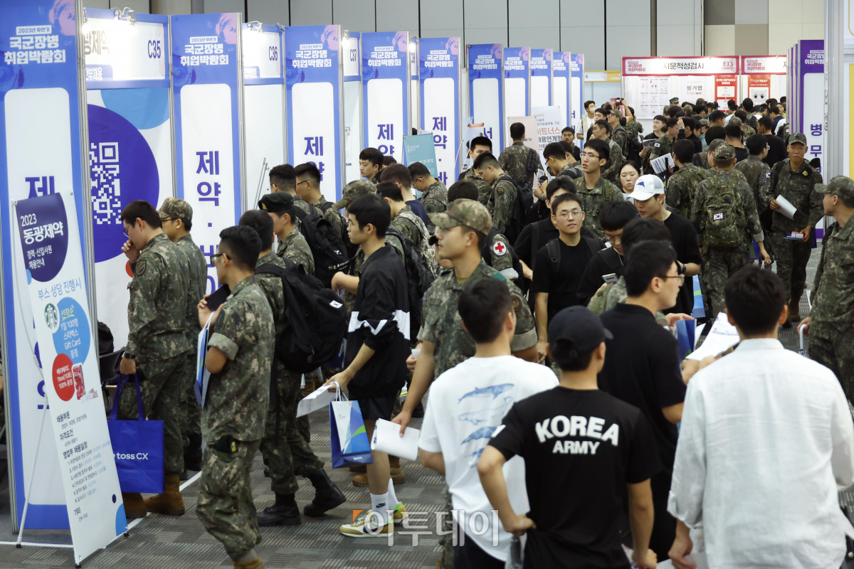 ▲13일 경기 고양시 일산서구 킨텍스에서 열린 '2023년 후반기 국군장병 취업박람회'가 박람회를 찾은 장병들로 붐비고 있다. 조현호 기자 hyunho@