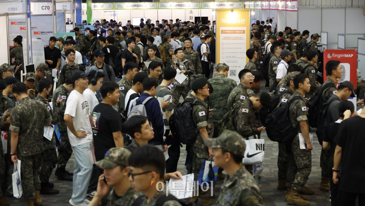 ▲13일 경기 고양시 일산서구 킨텍스에서 열린 '2023년 후반기 국군장병 취업박람회'가 박람회를 찾은 장병들로 붐비고 있다. 조현호 기자 hyunho@