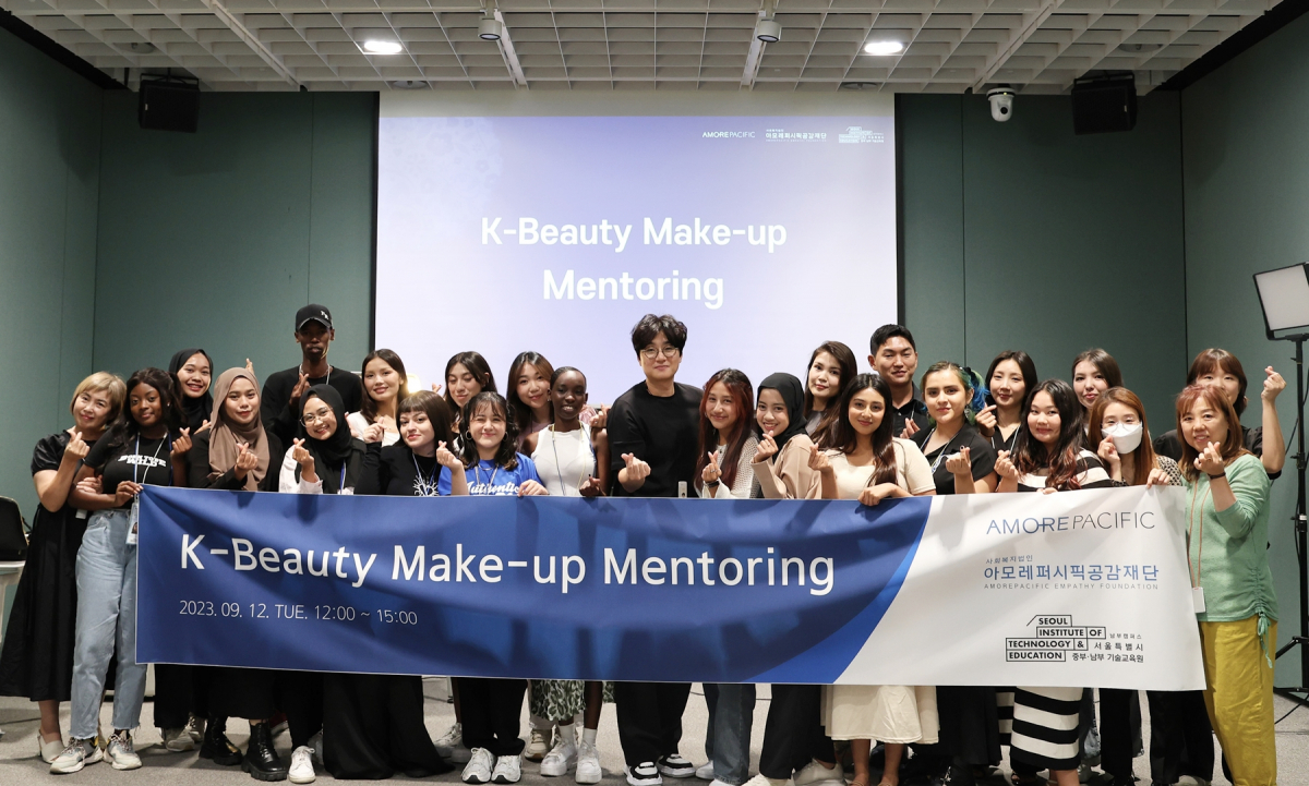 ▲아모레퍼시픽공감재단이 서울시장 초청 청년 외국인 교육생들을 대상으로 진행한 ‘K-뷰티학과 메이크업 멘토링’ 모습 (사진제공=아모레퍼시픽)