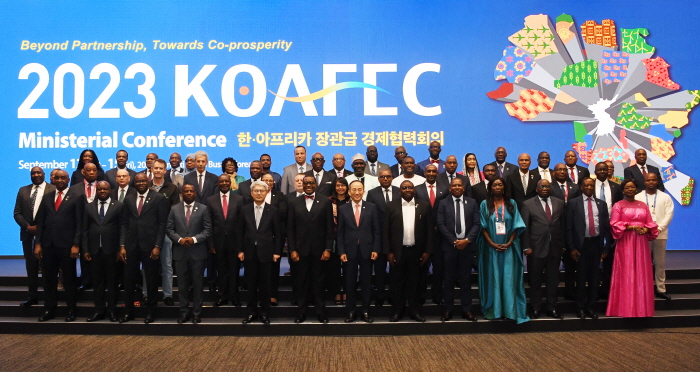 ▲추경호 부총리 겸 기획재정부 장관이 13일 부산 아난티 힐튼호텔에서 열린 '2023 한-아프라카 경제협력(KOAFEC) 장관회의'에서 각국 참석자들과 함께 기념사진을 찍고 있다. (사진제공=기획재정부)