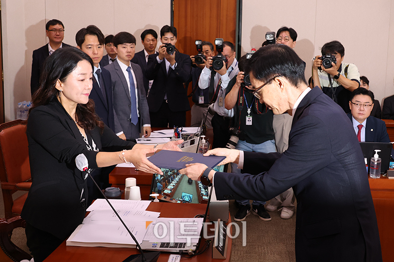 ▲방문규(오른쪽) 산업통상자원부 장관 후보자가 13일 서울 여의도 국회 산업통상자원중소벤처기업위원회에서 열린 인사청문회에서 이재정 위원장에게 선서문을 전달하고 있다. 고이란 기자 photoeran@