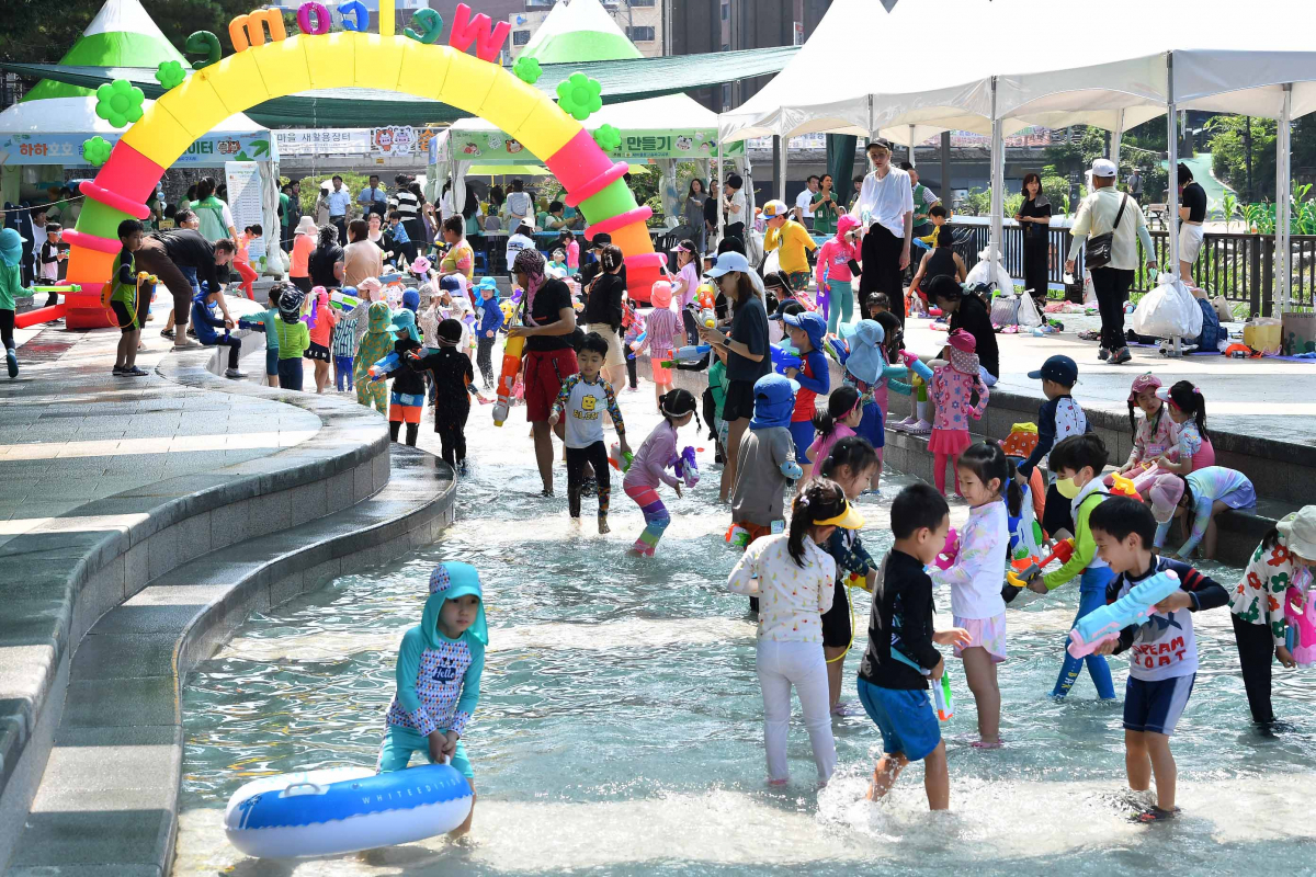 ▲서울 송파구의 성내천 물놀이장 모습. (자료제공=송파구)