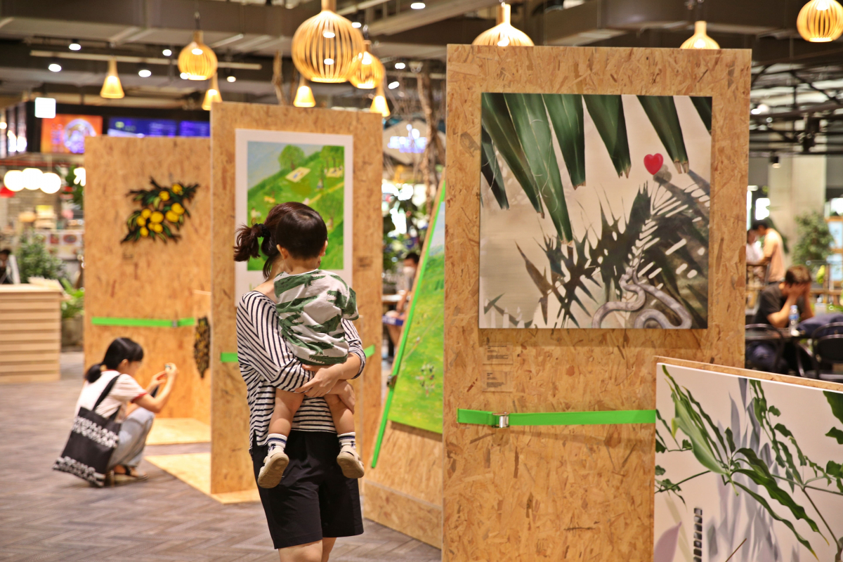 ▲방문객이 롯데마트 양평점 1층 어반포레스트 메인홀에 위치한 청년 예술 작가 전시회에서 작품을 보고 있다. (사진제공=롯데마트)
