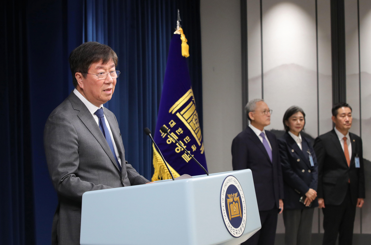 ▲김대기 대통령 비서실장이 13일 서울 용산 대통령실 청사에서 인사 발표 관련 브리핑을 하고 있다. 오른쪽부터 신임 국방부 장관으로 지명된 신원식 국민의힘 의원, 신임 여성가족부 장관으로 지명된 김행 전 국민의힘 비상대책위원, 신임 문화체육관광부 장관으로 지명된 유인촌 대통령실 문화체육특별보좌관.  (뉴시스)