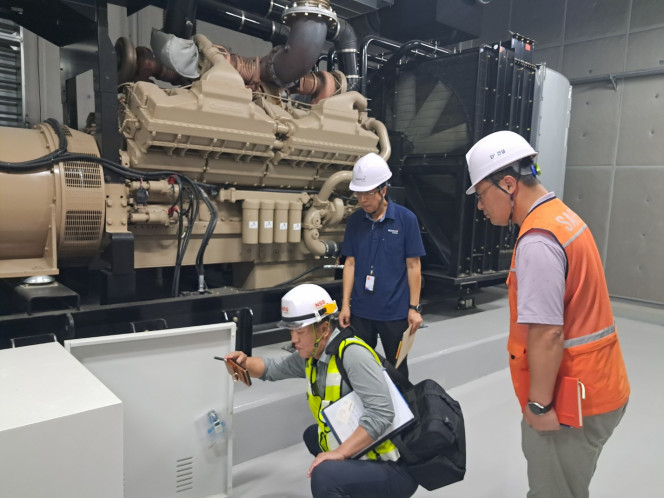 ▲인천 중구 항동 쿠팡물류센터에서 DL건설 관계자를 포함한 소방방재 합동점검반이 발전기 엔진오일 히팅 설비를 점검하고 있다. (사진제공=DL건설)